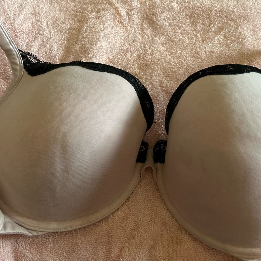 44DDD CACIQUE underwire bra. Gray with black lace.